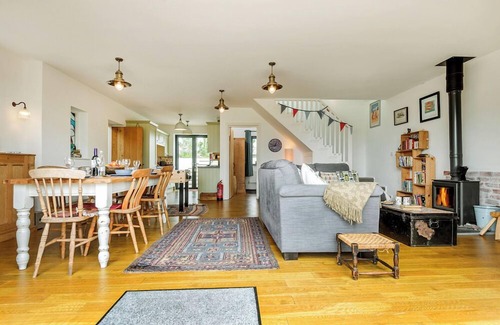 Pembroke House | Glan y Mor, Holiday Home Freshwater East, Sleeps 6, 3 bedrooms, bathrooms