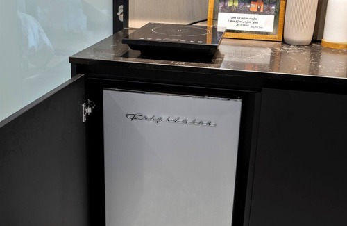 Laurelville House | Glass Home with fire pit + hot tub