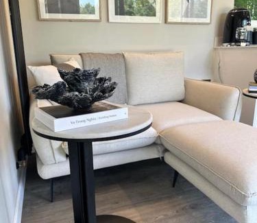 Blandford Saint Mary Apartment | Glass House with Private Hottub