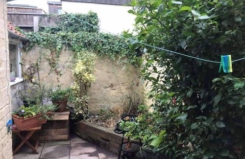 Glastonbury House | Glastonbury 2-Bed House, Sleeps 6 & Pet Friendly