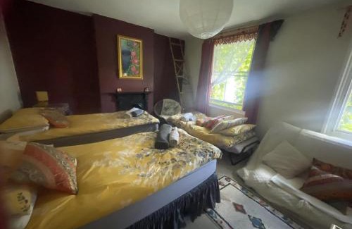 Glastonbury House | Glastonbury 2-Bed House Sleeps 6 & Pet Friendly