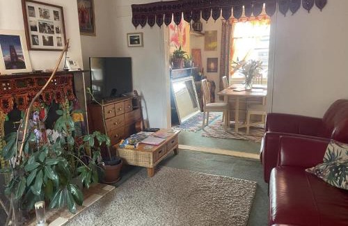 Glastonbury House | Glastonbury 2-Bed House Sleeps 6 & Pet Friendly