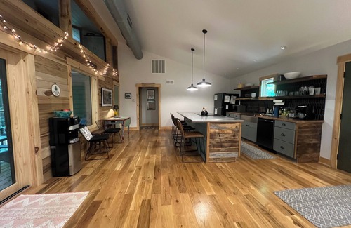 Rogers Cabin | Glaucomy`s Suite | 1 Bed, 1 Bath