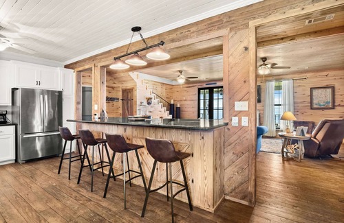 Florien House | Glen Oaks Lakeside Lodge-Spacious 5-bedroom-Near Pleasure Point-Big Views