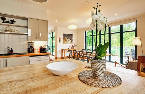 Blairgowrie House | Glenardle Lodge-spacious and stylish woodland retreat+hot tub