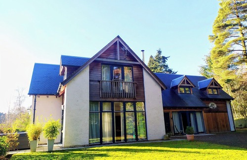 Blairgowrie House | Glenardle Lodge-spacious and stylish woodland retreat+hot tub