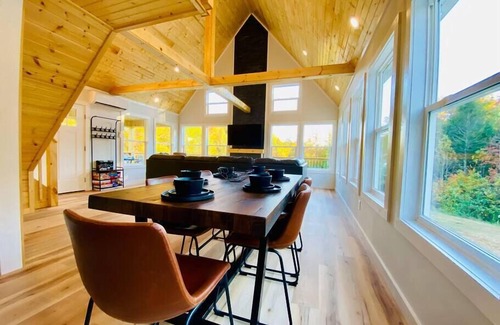 Rogers Cabin | Glencoe Cabin - modern, hot tub, 3 king beds
