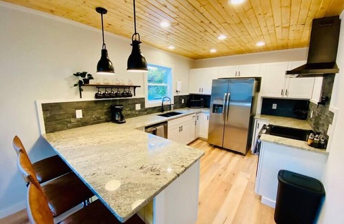 Rogers Cabin | Glencoe Cabin - modern, hot tub, 3 king beds