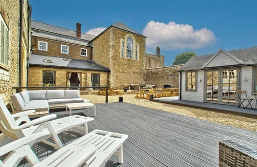 Glentham House | Glentworth Hall by Group Retreats - sleeps 33 guests in 10 bedrooms