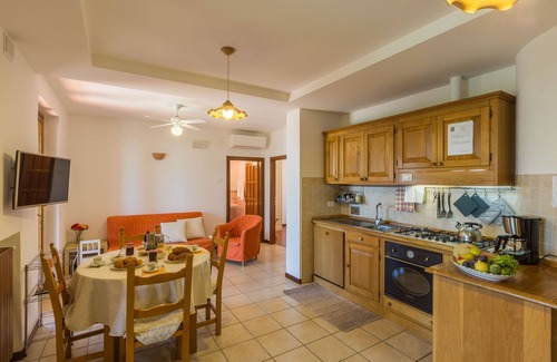 Mondavio Apartment | Glicine apartment in Agriturismo Villa Beatrice, just 15 minutes from the beach