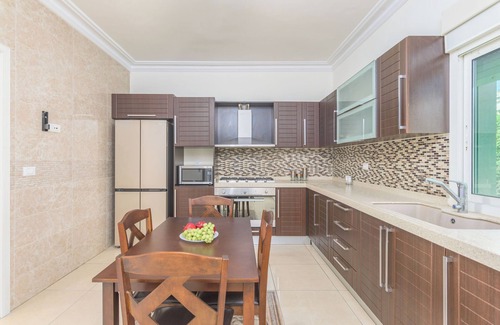 Aley Apartment | Glint 3-Bedroom Apartment & Balcony in Aley