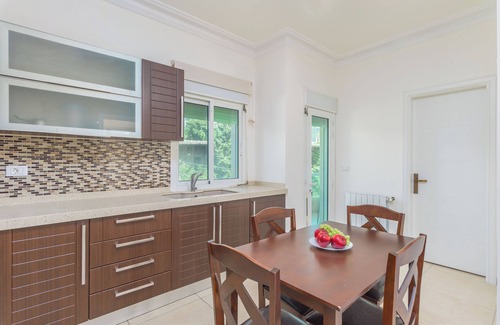 Aley Apartment | Glint 3-Bedroom Apartment & Balcony in Aley