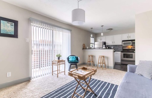 North Dallas Apartment | Global Cup Designed to Relax + Beautiful Pool