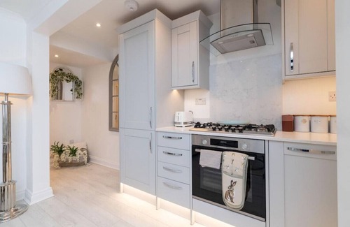 Cheltenham Villa | Gloucester Place Townhouse Apartment. Hot Tub