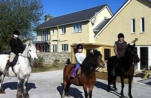 Bridgend House | Glynogwr Lodge has Spectacular Views and Scenery An Ideal Location just off M4.