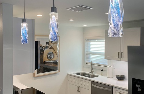Mid Island House | "GO BIG BLUE" - Beach Cottage - Amazing Beach Location!
