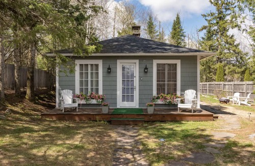 Lake Placid Cottage | ★ GO-Cottage ★ Comfort, Charm, Cozy Vibe ★ King Bed ★ Fenced Yard ★ Walk to town