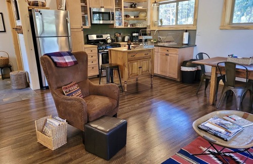 Mazama Apartment | Goat Peak Loft-Walk to the Ski Trail!