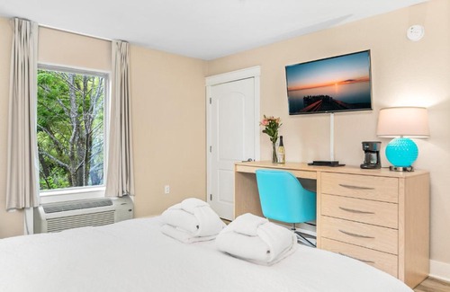 Traverse City Hotel | Gold Coast Inn Breathtaking Sunsets 2 Bdr Garden View Deluxe Suite 209