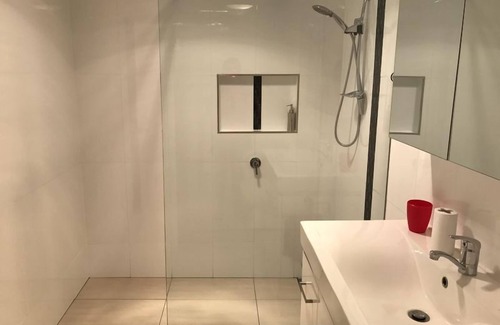 Gaven Apartment | Gold Coast Tropical Hideaway