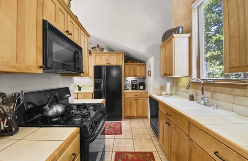 Warrior's Mark West House | Gold King Chalet 3 Bedroom Townhouse by RedAwning