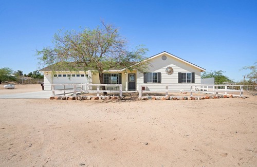 Joshua Tree House | 🌵Golden Desert Ranch - Hot Tub, Fire Pit and BBQ!🌵