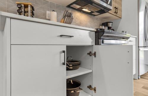 Canmore Apartment | Golden Escape 2 Bdrm Mountain VIEWS - managed by Little Sister Getaways