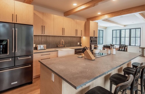 Golden House | Golden Hour: 3-bedroom luxury home in the Canadian Wilderness