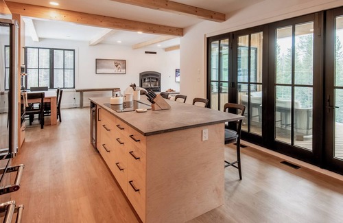 Golden House | Golden Hour: 3-bedroom luxury home in the Canadian Wilderness