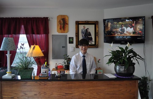 Raymond Hotel | Golden Lion Motel