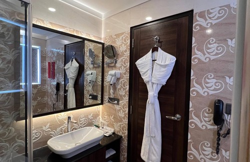 Berhampore Hotel | Golden Retreat