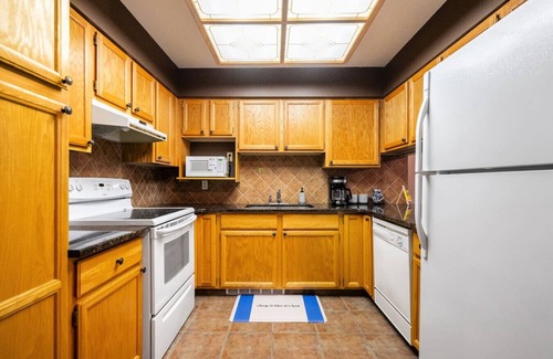 East Kootenay Apartment | Golden Summit | Air Hockey | Wood Fireplace | Pets