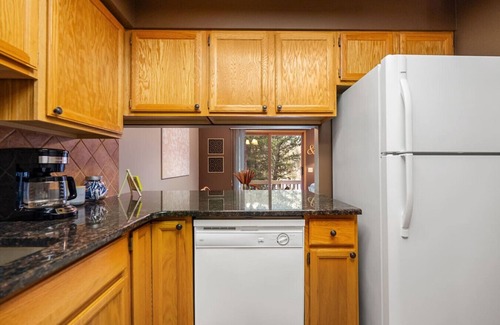 East Kootenay Apartment | Golden Summit | Air Hockey | Wood Fireplace | Pets