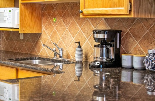 East Kootenay Apartment | Golden Summit | Air Hockey | Wood Fireplace | Pets