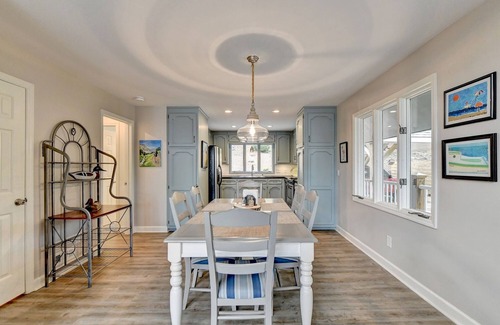 Gainesville House | Golden sunrise, big water views, and marina a hop away