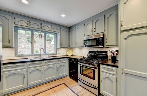 Gainesville House | Golden sunrise, big water views, and marina a hop away