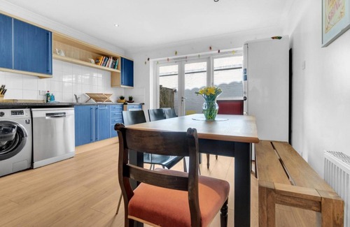 Brighton House | Golden Sunset House Free Parking | By My Getaways