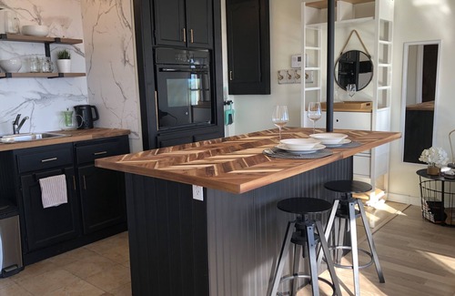 Central Okanagan Apartment | Golden View Cabin Pet Friendly Private Detached Studio w/Panoramic Lake View