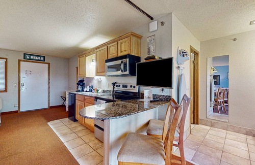 Wisconsin Dells Condo | Golf-adjacent condo with balcony, arcade, & playground