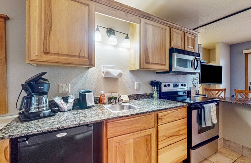 Wisconsin Dells Condo | Golf-adjacent condo with balcony, arcade, & playground