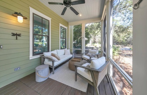 Forest District House | 🏖 GOLF CART ☀ PRIVATE BEACH 9 POOLS Luxurious WaterColor Cottage!