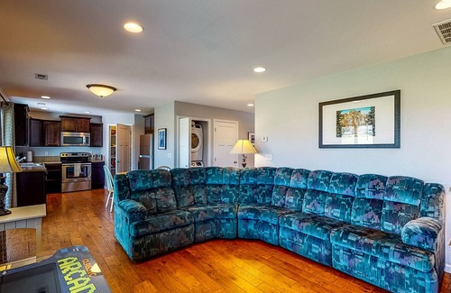 Moses Lake House | Golf course getaway on 5th hole, across from Potholes State Park - dog-friendly