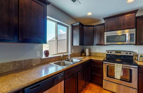 Moses Lake House | Golf course getaway on 5th hole, across from Potholes State Park - dog-friendly