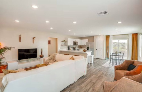 Wickenburg House | Golf Course, Mountain Views & Warm Amber Lights Desert Oasis