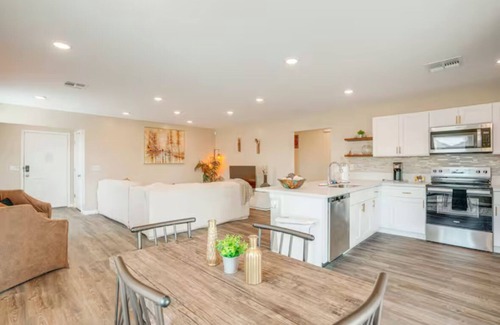 Wickenburg House | Golf Course, Mountain Views & Warm Amber Lights Desert Oasis