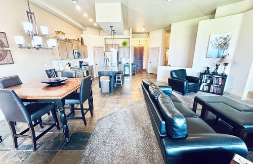 Mesquite House | Golf Course Views Over 10th Tee Box – Sleeps 12 by Mesquite Vacation Rentals: Walk to Falcon Ridge Clubhouse with $510 in free daily activities!