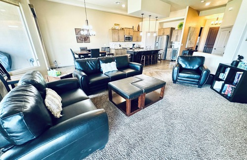 Mesquite House | Golf Course Views Over 10th Tee Box – Sleeps 12 by Mesquite Vacation Rentals: Walk to Falcon Ridge Clubhouse with $510 in free daily activities!