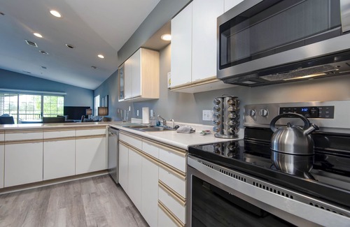 Branson Condo | Golf Course Views, Quiet, Comfy, Pet-Friendly at Holiday Hills Golf & Resort