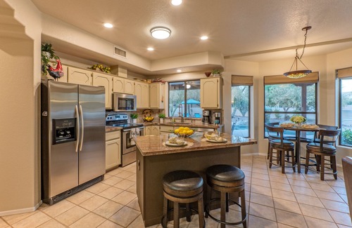 Gold Canyon House | GOLF Oasis, MT Views, Htd POOL, Spa, Putt Green, Shuffleboard, Direct TV, 2 Bikes