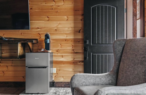 Tully Cabin | Golf, Outdoor Bar, Restaurant - The Cedar Haven